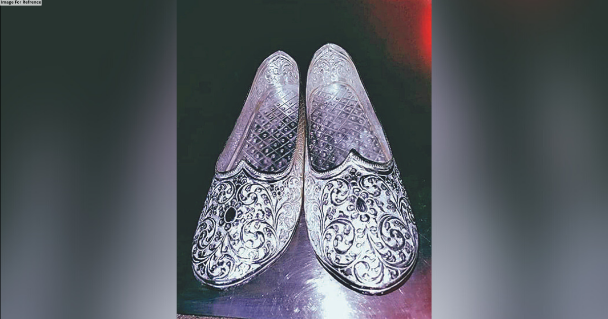 ‘Barefoot’ MLA Prajapat offered silver shoes